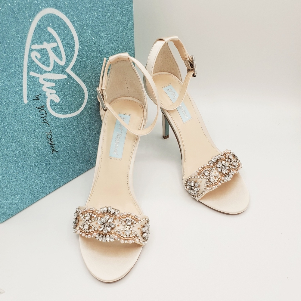 Betsey Johnson Gina heels, Champagne, NIB